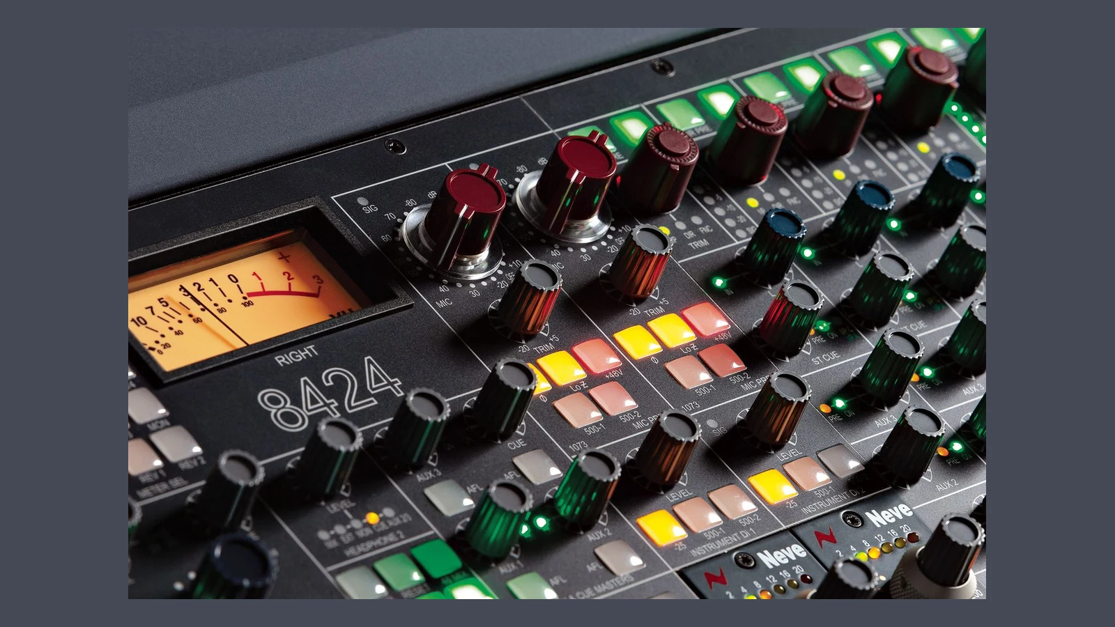 Neve 8424: console analógico 24 canais com faders motorizados no fluxo híbrido
