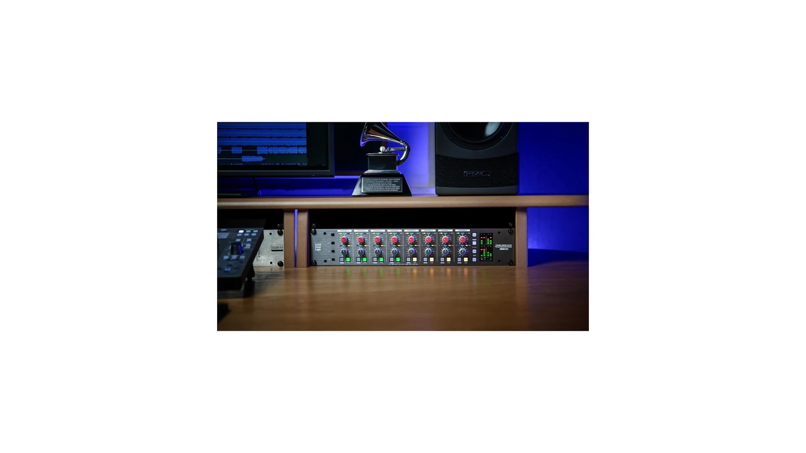 SSL PureDrive Octo: oito pré com Drive analógico e caminho digital no rack